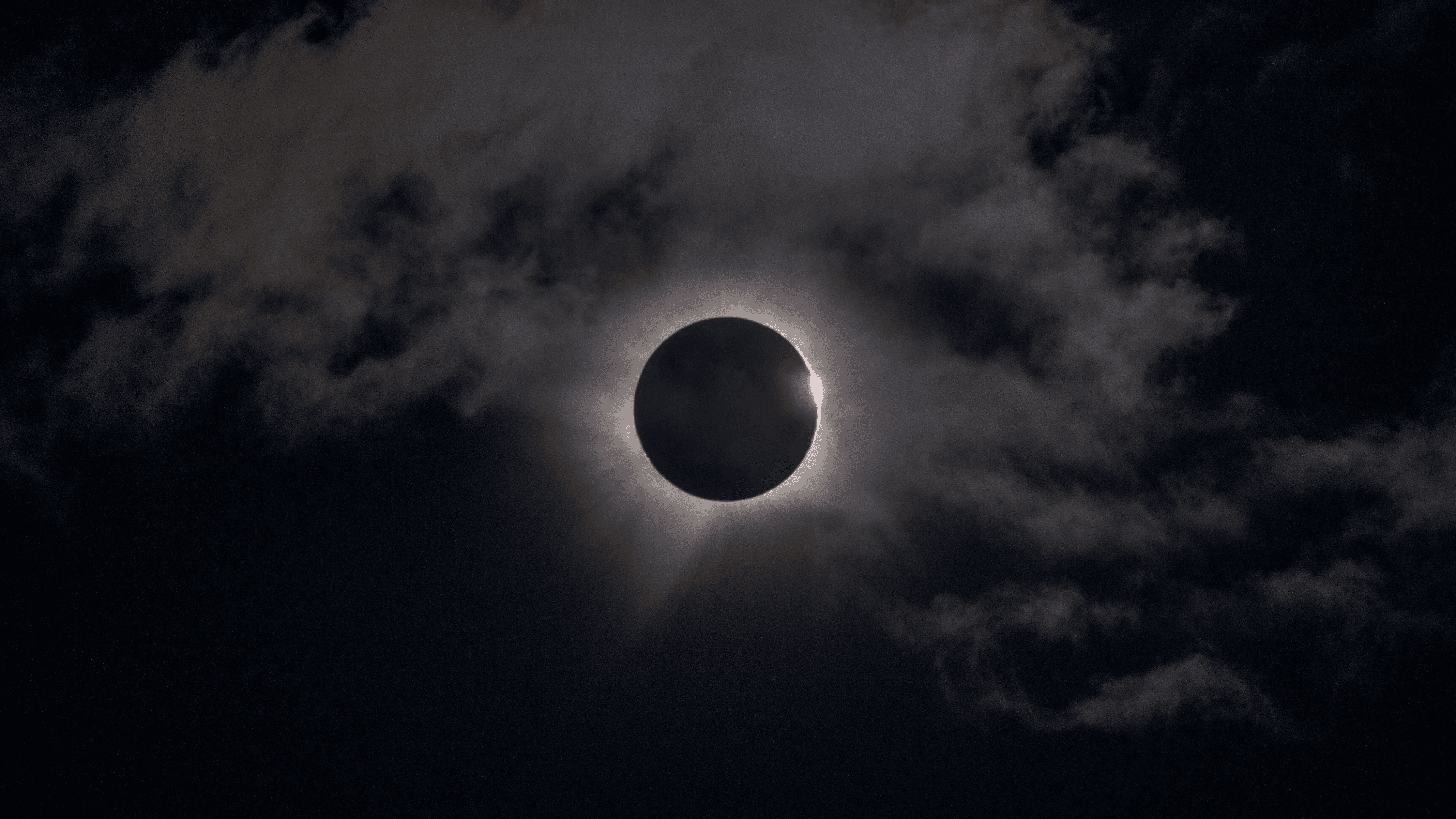 Éclipse solaire totale, disque noir entouré de lumière